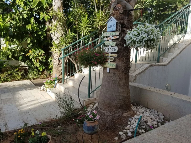 
						הבית של ורה הרצליה – בית אבות בהרצליה כניסה					