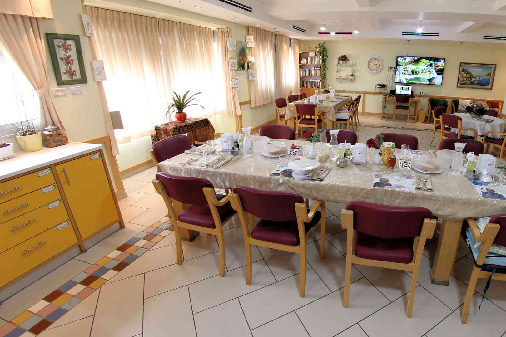 
						בית האבות הספרדי בית אברהם – בית אבות בחיפה חדר אוכל					