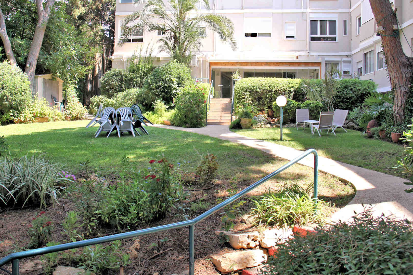 
						בית הורים רעות התשבי – דיור מוגן בחיפה חצר					