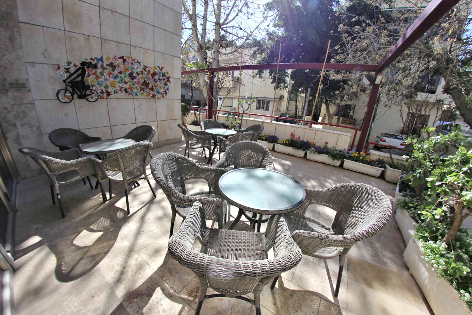 
						בית שלום – דיור מוגן בתל אביב חצר					