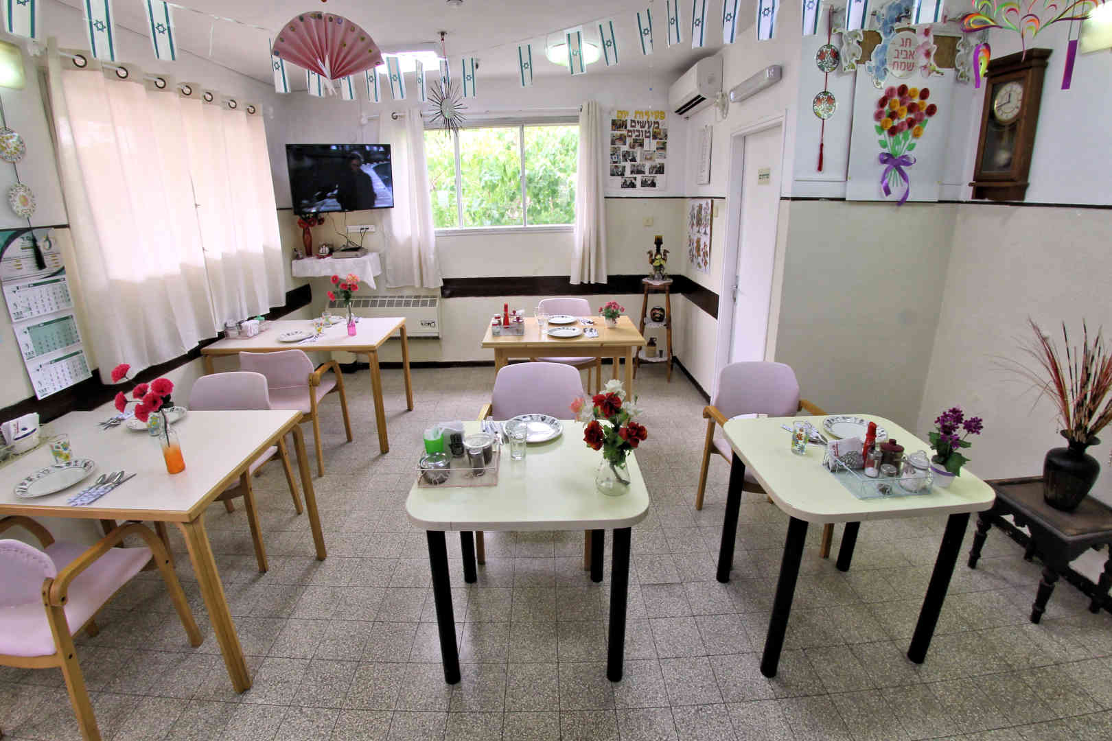 
						מוריה וינדזור – בית אבות בחיפה חדר אוכל					