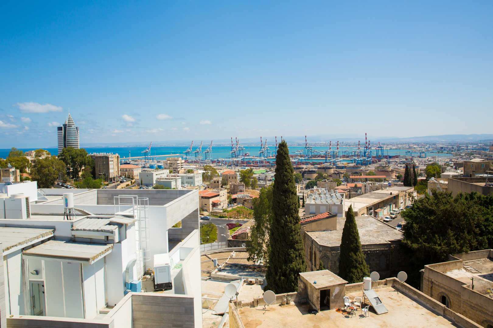 
						נוף הדר – בית אבות בחיפה חצר					